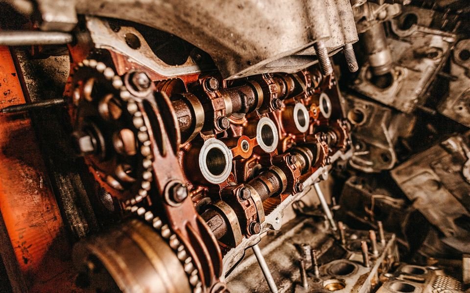 Motor desmontado e peças industriais para sucata